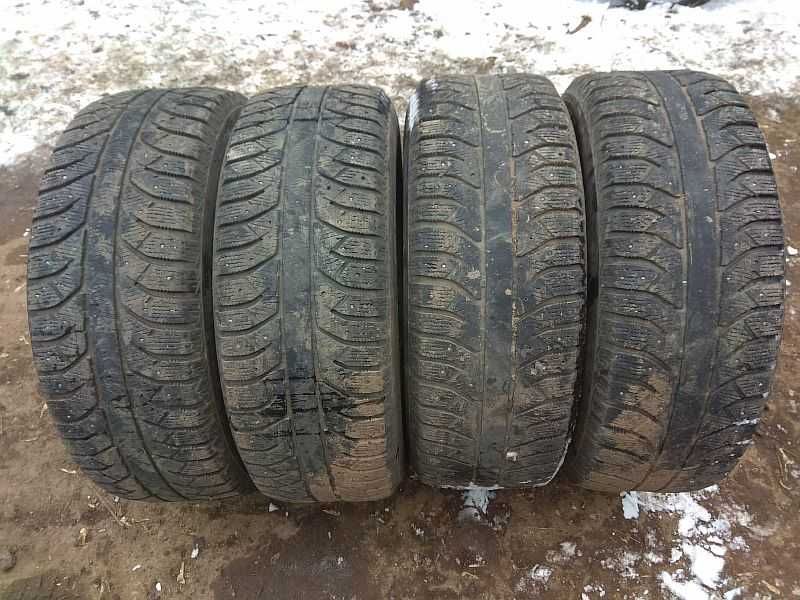 Резина 265/65 R17 "Bridgestone" (Япония), частично шипованные.