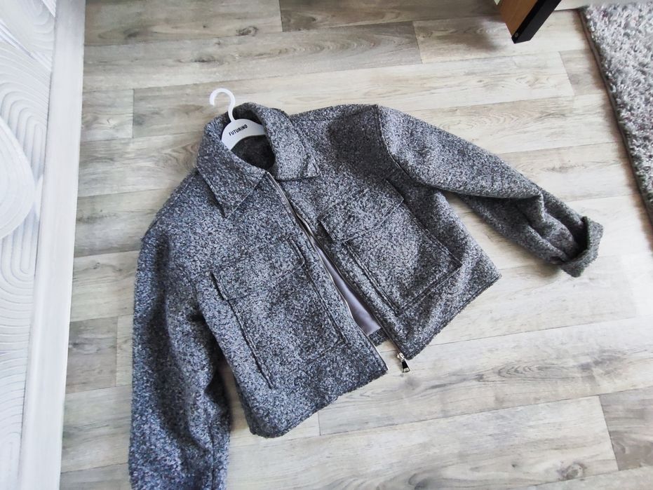 Продам ветровку в отличном состоянии