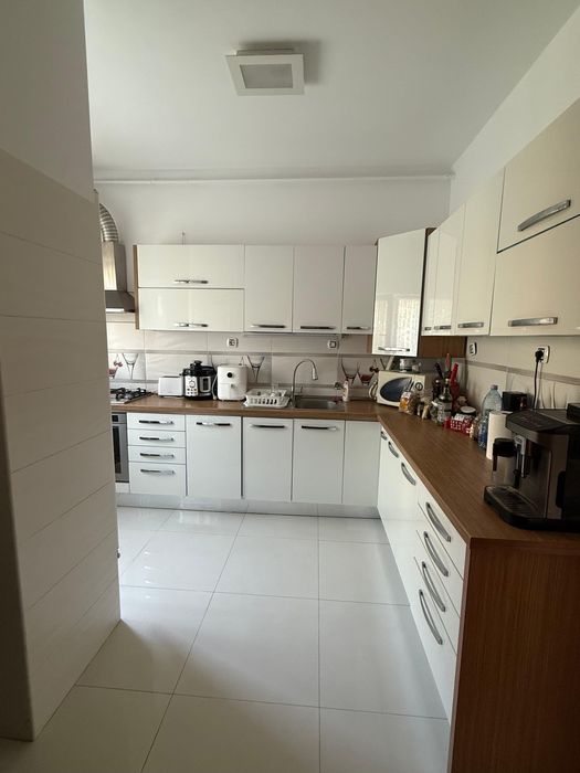 Inchiriez apartament cu loc de parcare subteran