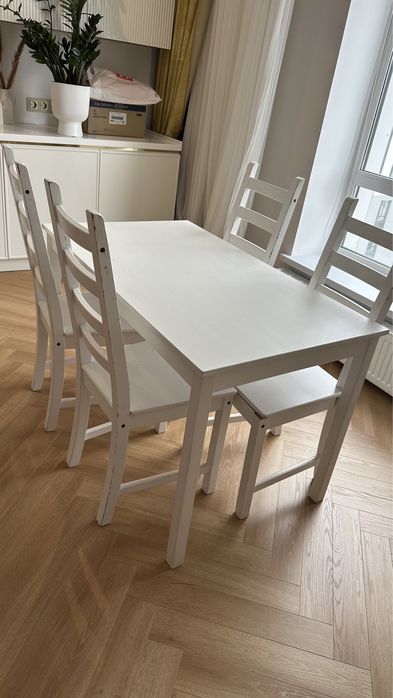 Стол со стульями