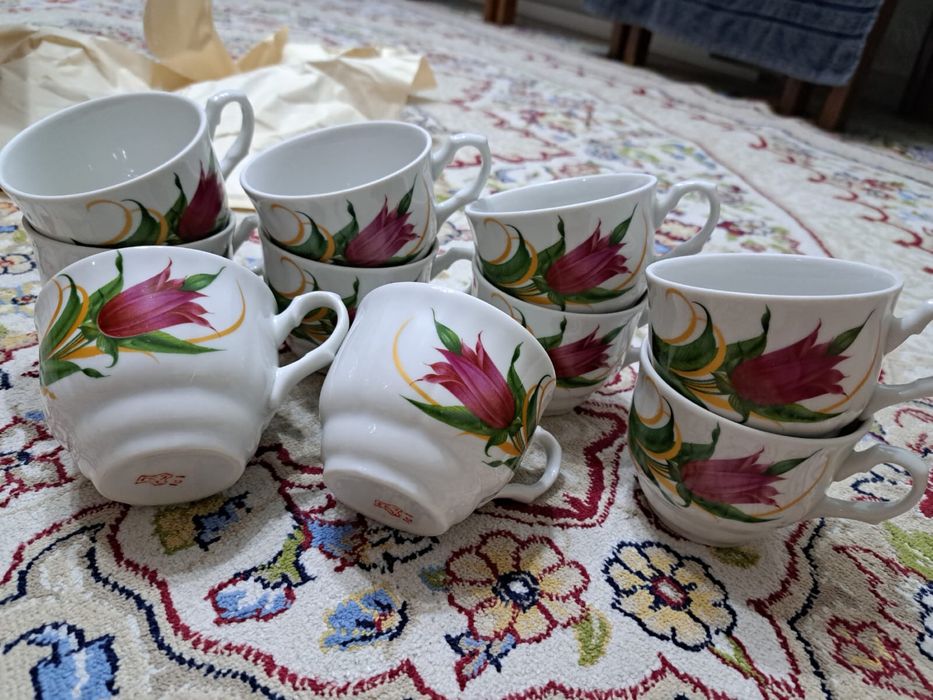 Чашки, тарелки с рисунком тульпана