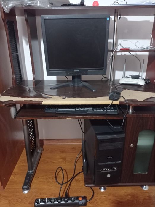 Продам монитор, стол, клавиатуру и мышь