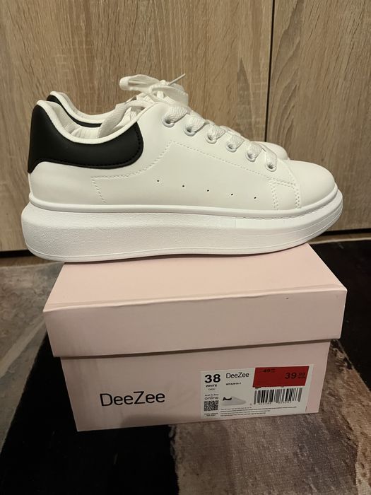 Нови бели кецове DeeZee