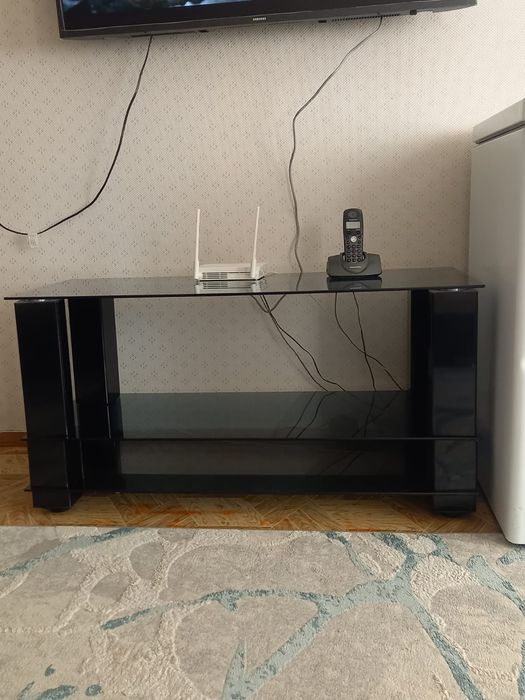 Продам тумбочку стеклянную