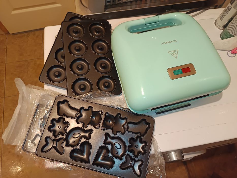 Vând aparat de vafe gogoși și forme