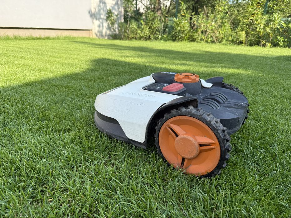 Vand robot tuns iarba