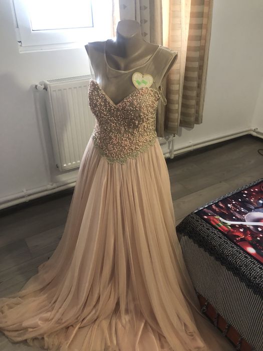 Vand rochii ocazii sunt noi