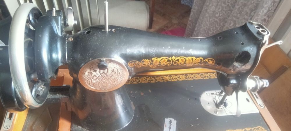 Срочно продам швейную машину