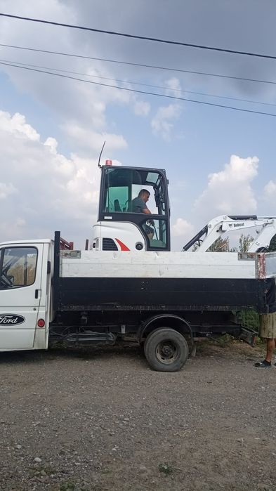 Mini excavator și incarcator