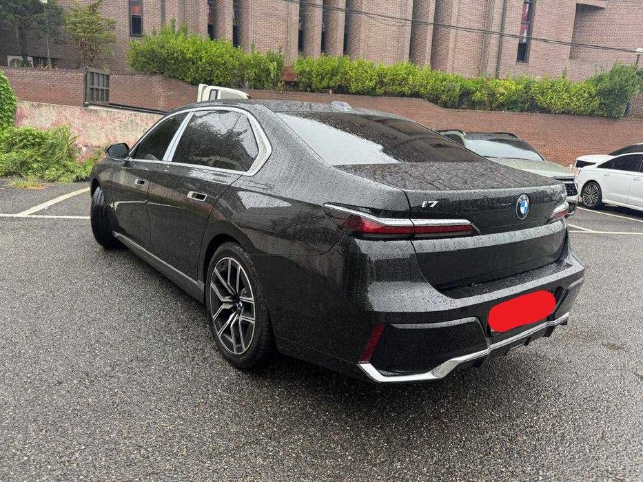 Продам новую BMW i7 eDrive50!