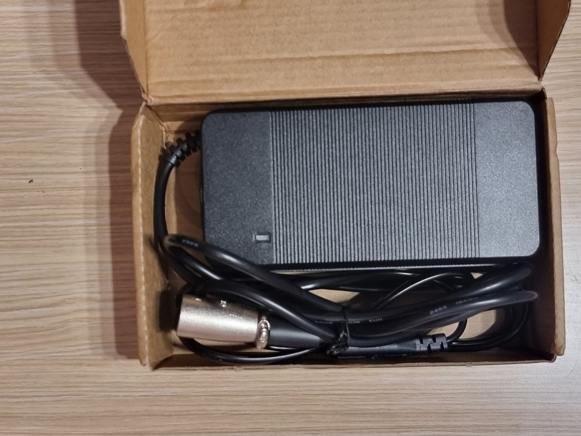 Зарядно за ел. инвалидна количка 24v 5A