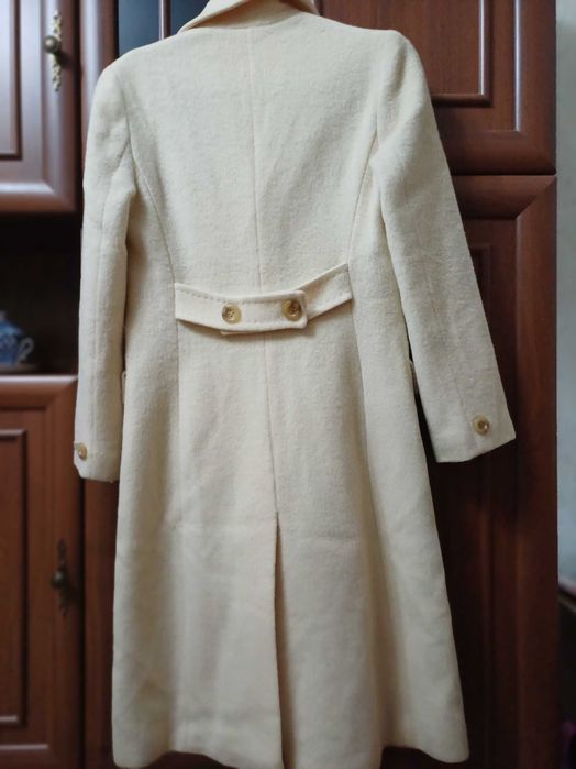 Прлдам белое драповое пальто