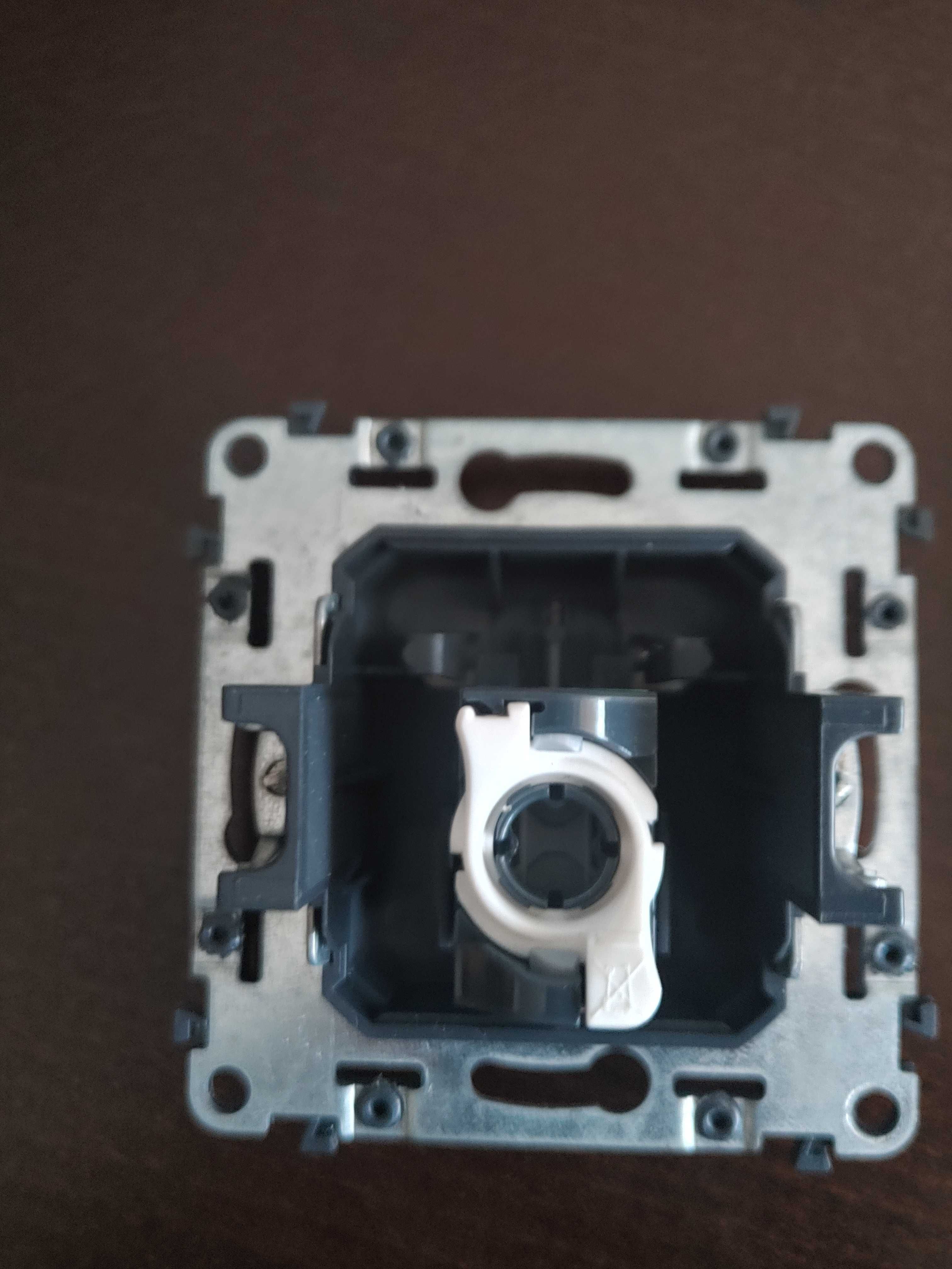 Продавам нови Шуко Контакти, TV и RJ45 розетки Legrang Valena life