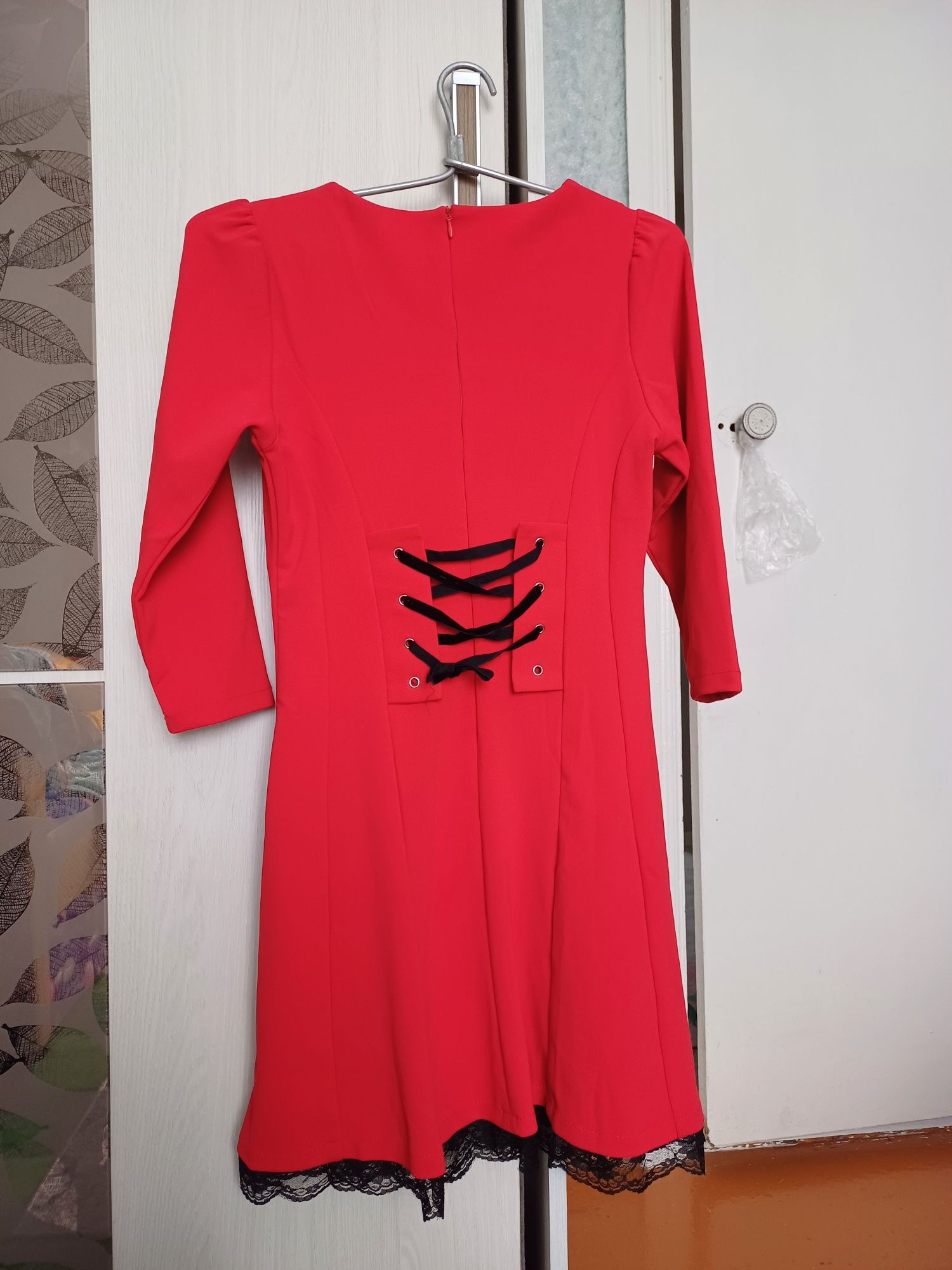 Продам красный платье