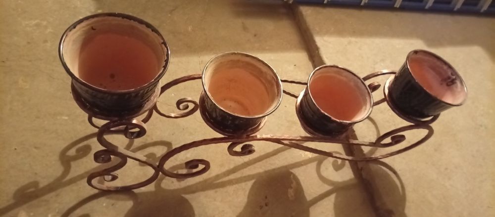 Кованая бронзовая подставка под цветы на 4 вазы.Смотрится великолепно