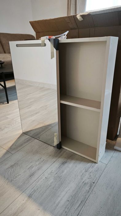 Продавам горен шкаф за мивка за баня