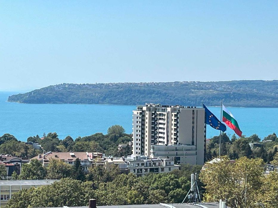 В продажба: тристаен апартамент 118 м2 с морска гледка