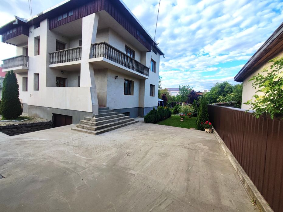 Casa 423 mp utili/  1023mp curte