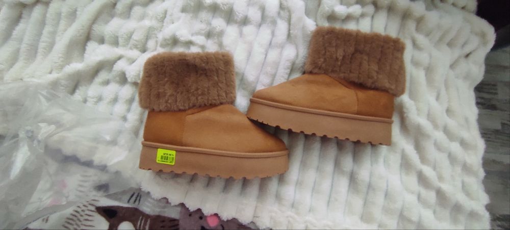 Чисто нови боти с пух,38 номер, много дебела вата отвътре.Имам и 41 н.