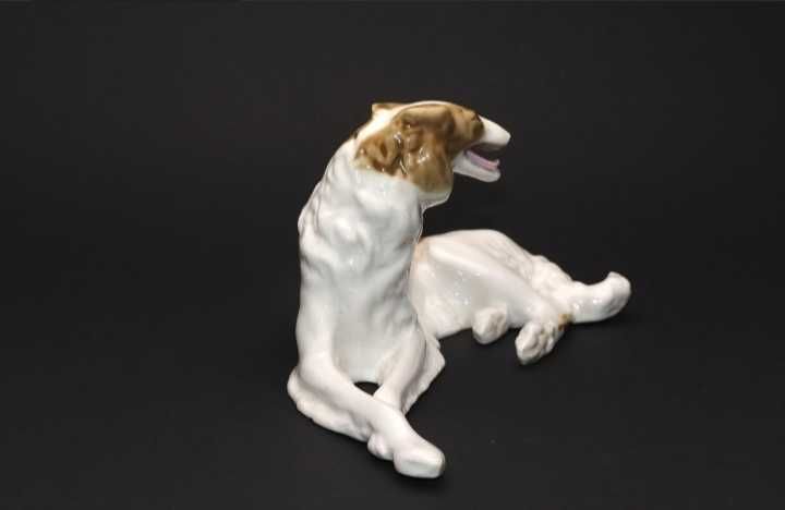 Статуэтка фарфоровая. Русская Борзая. Обман на большого белого медведя