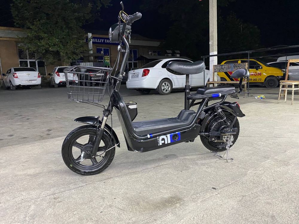 Skuter Sotiladi pul zaril  ayb Akumlatr oʻtrb qolgan almashtrsh kerak