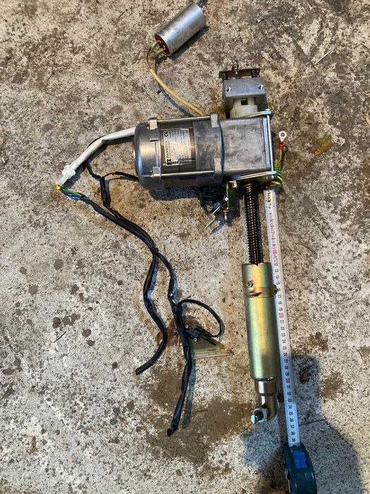 Motor cu reductor si surub cu piulita