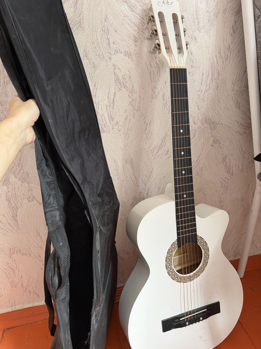 Гитара продам 15 тыс срочно