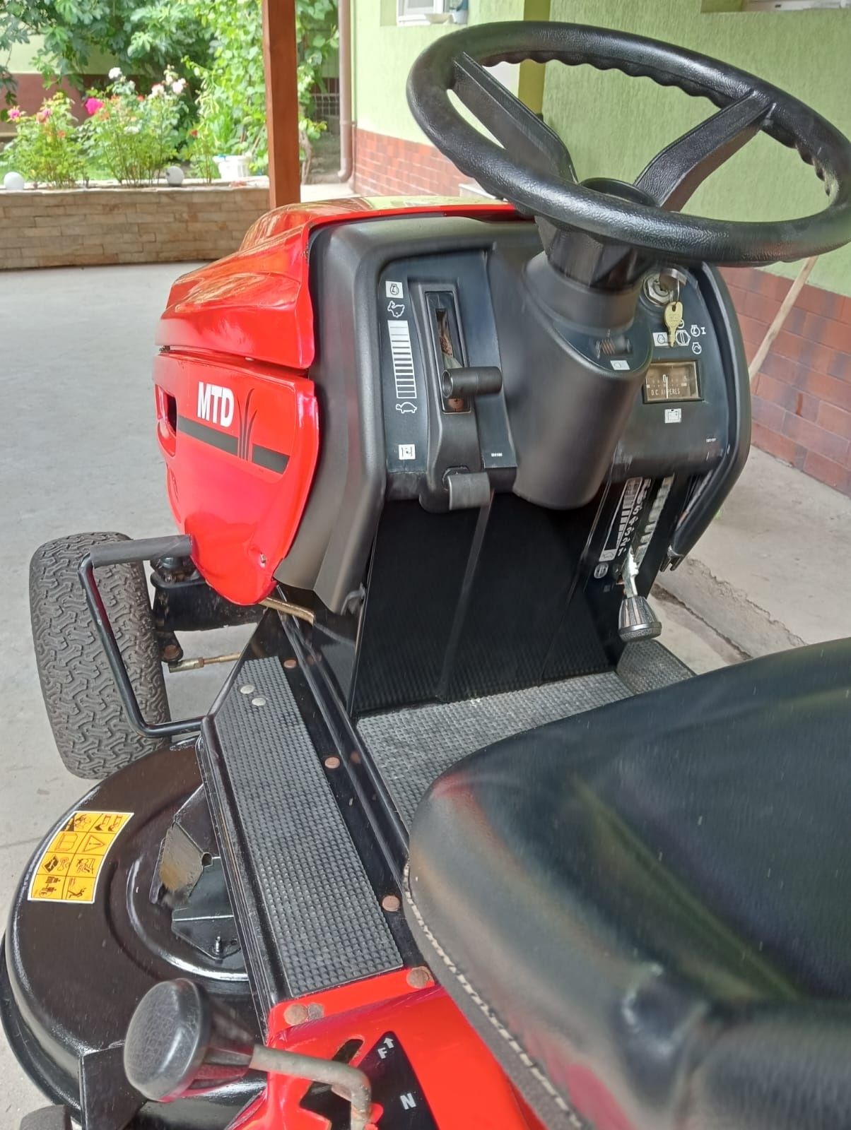 Tractoraș gazon MTD