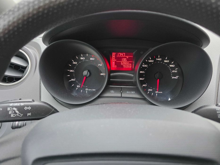 Vand SEAT IBIZA an 2010 1.4 L benzina