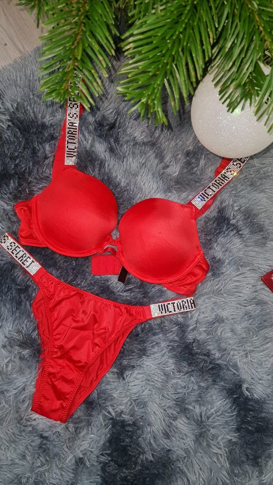 Set Sutien si Chilot Victoria's Secret Model cu pietricele