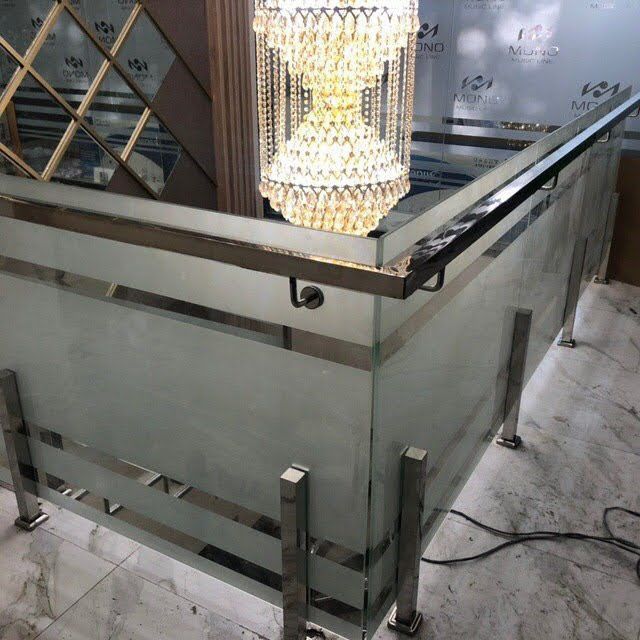 Нержавейка из черного из стекло изготавлям перила и навесы