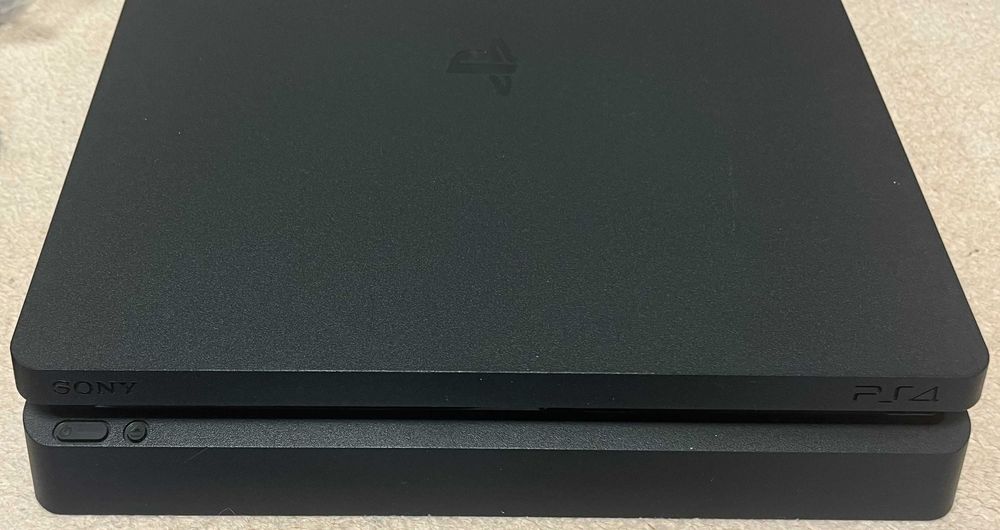 PlaySation 4 Slim - 1 Tb, 2 оригинальных геймпада