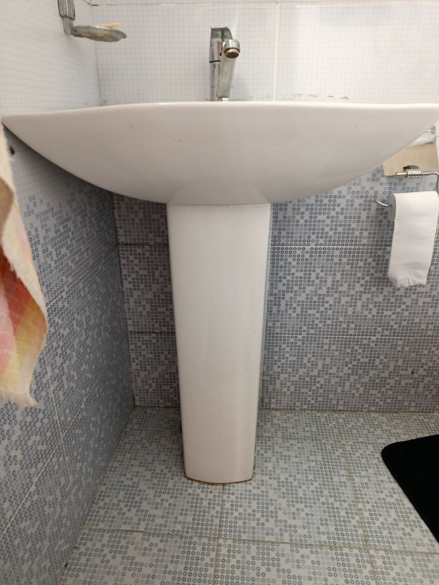 Продам раковину со смесителем