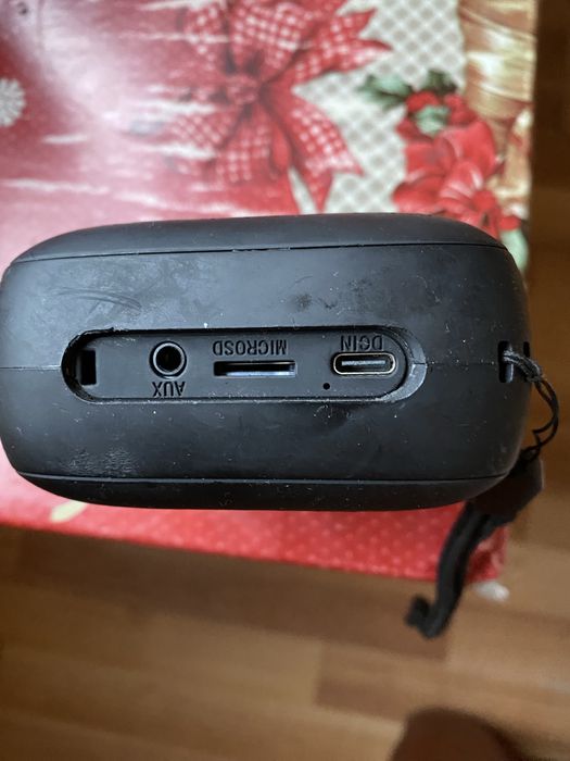 Boxă este foarte bună am și cablu la ea