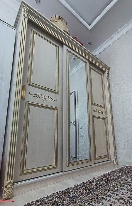 Шкаф купе с тремя отсеками для спальни