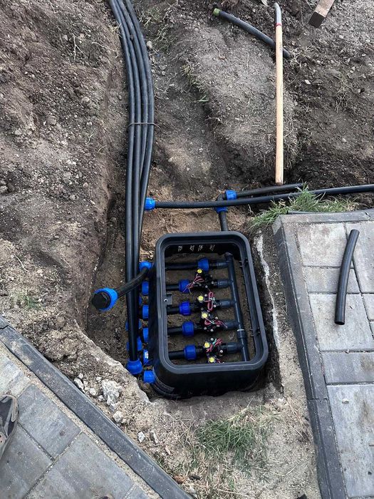 Amenajari gradini cu sistem de stropire automat, gazon, arbori, flori