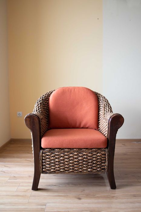 Кресло от масивна дървесина и естествен ратан