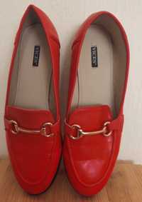 Червени обувки, без забележки