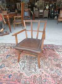 Старинно кресло за бюро с интересен дизайн. Естествена кожа седалка