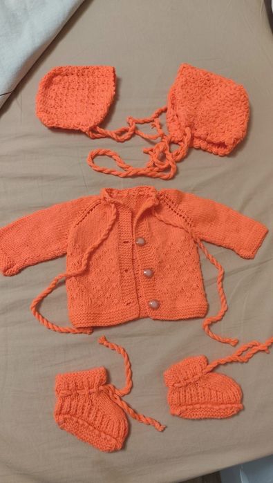 Бебешки нови плетени дрешки