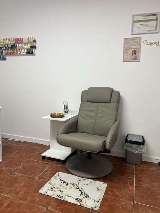 Inchiriem post de manichiura