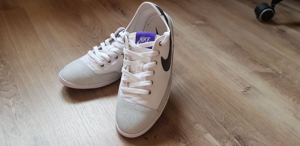 Teniși albi Nike mărimea 40