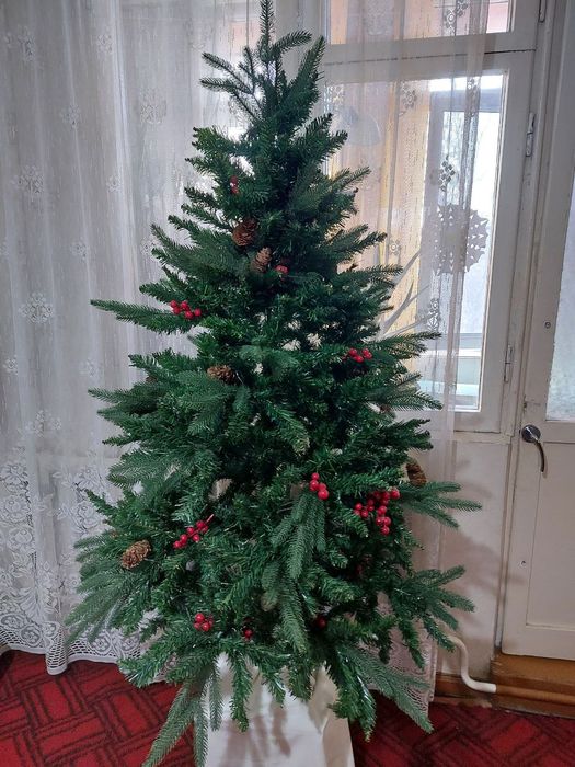 Елка высота 1,5 метра  в отличном состоянии. В коробке