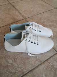 Бели спортни обувки