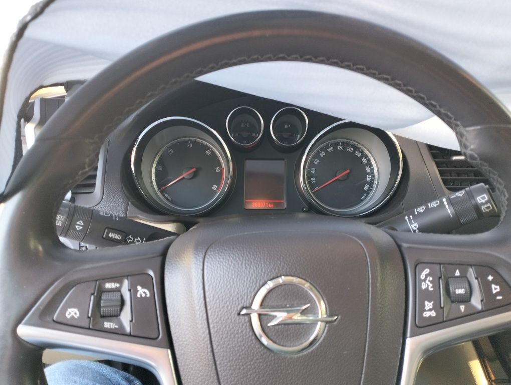 Vând Opel insigna