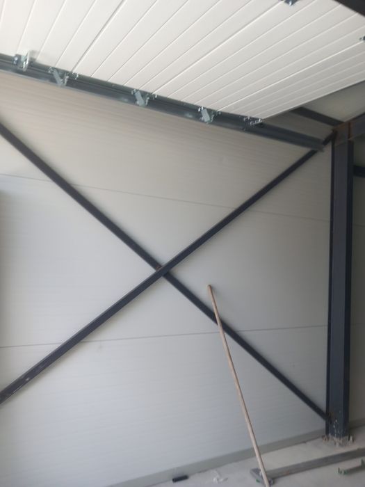 Vand hale metalice avem pe stoc asiguram transport si montaj rog serio