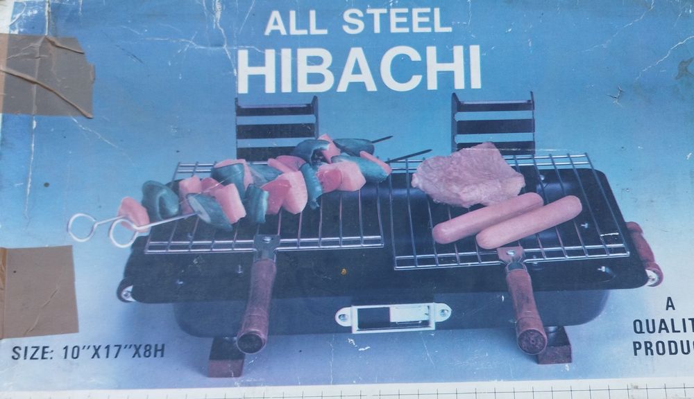 Преносима скара хибачи, изработена изцяло от стомана.