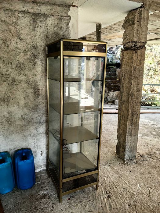 Стъклена витрина