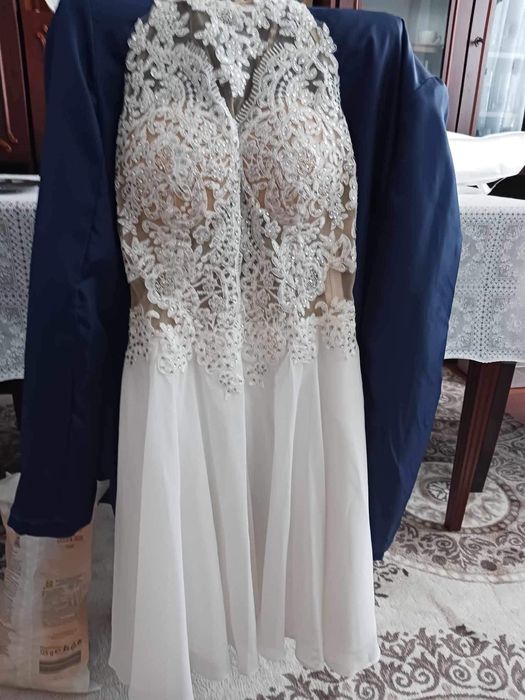 Vând rochie alba pentru ocazii  !