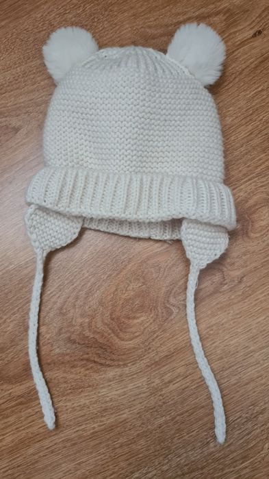 Salopeta toamna bebelusi H&M si caciula Zara